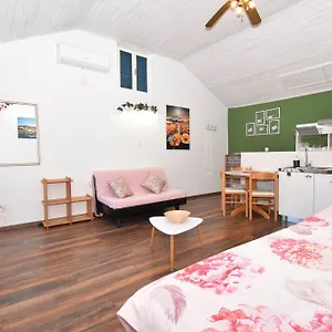 https://studio-apartments-skoric.primorje-gorskikotar.com